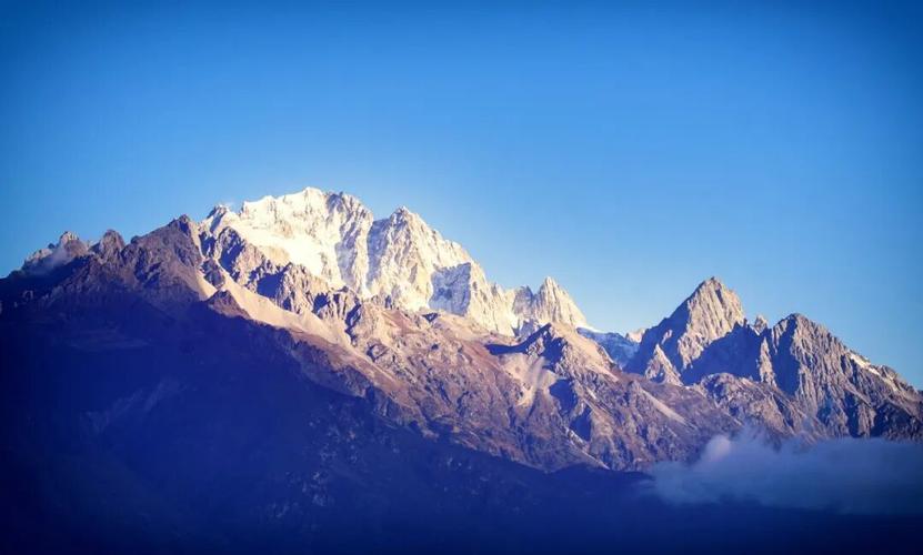 Snowy mountains and Tibetan culture in Shangri-La